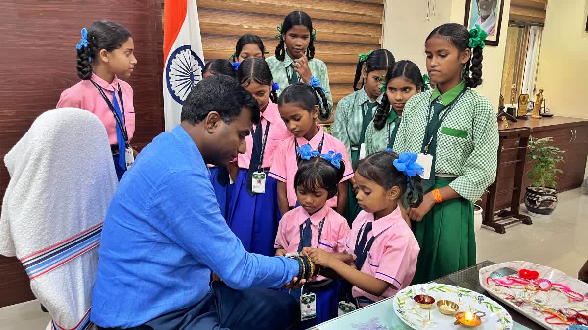 SCHOOL GIRLS TIED RAKHIS TO DC