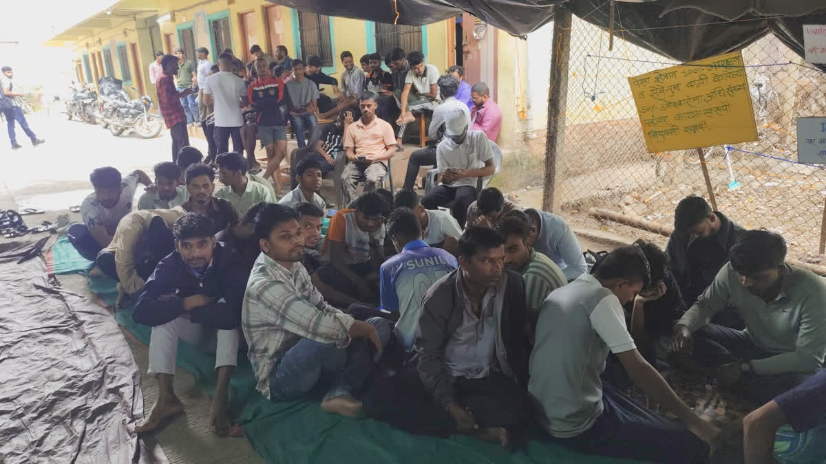 "लेखी आदेश द्या, तरच उपोषण मागे घेणार", आदिवासी विद्यार्थ्यांचं उपोषण सुरूच "Will withdraw the hunger strike only if a written order is issued", tribal students' hunger strike continues in Pune
