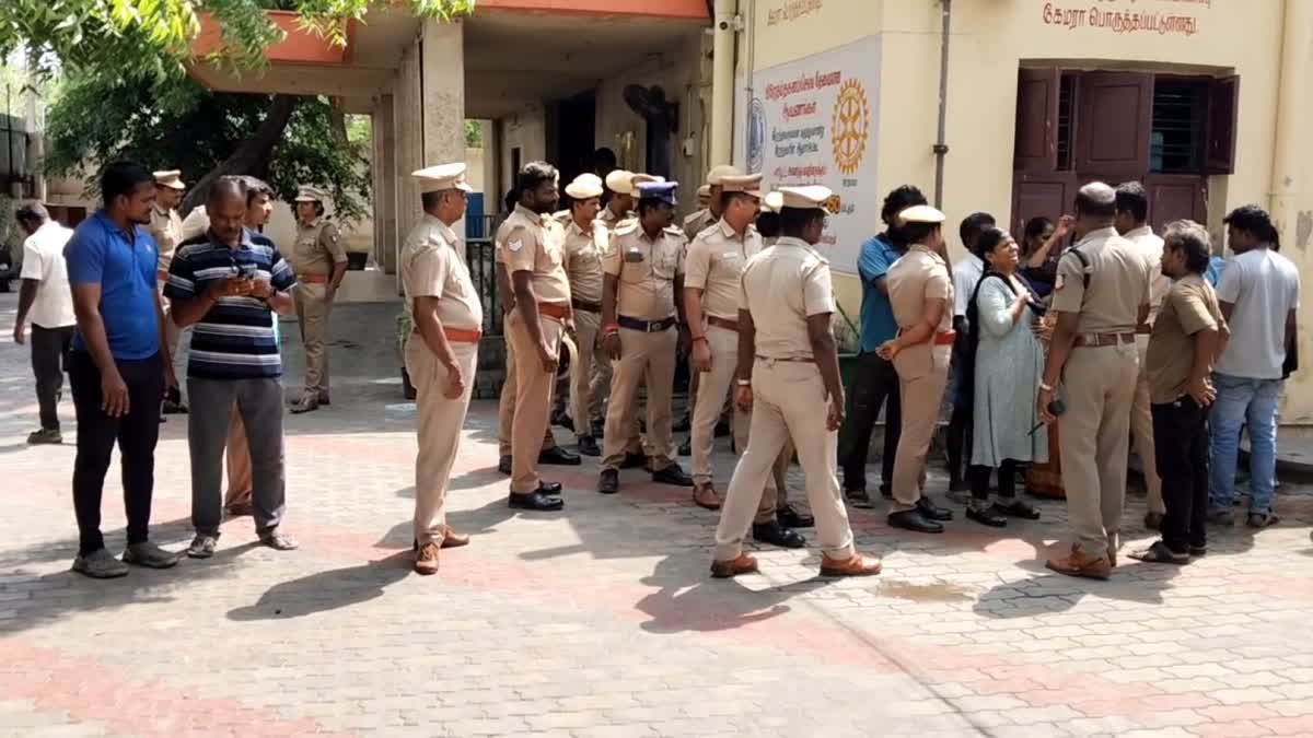 தத்தனேரி மயானத்தில் பாதுகாப்புப் பணியில் ஈடுபட்டிருந்த காவல்துறையினர்