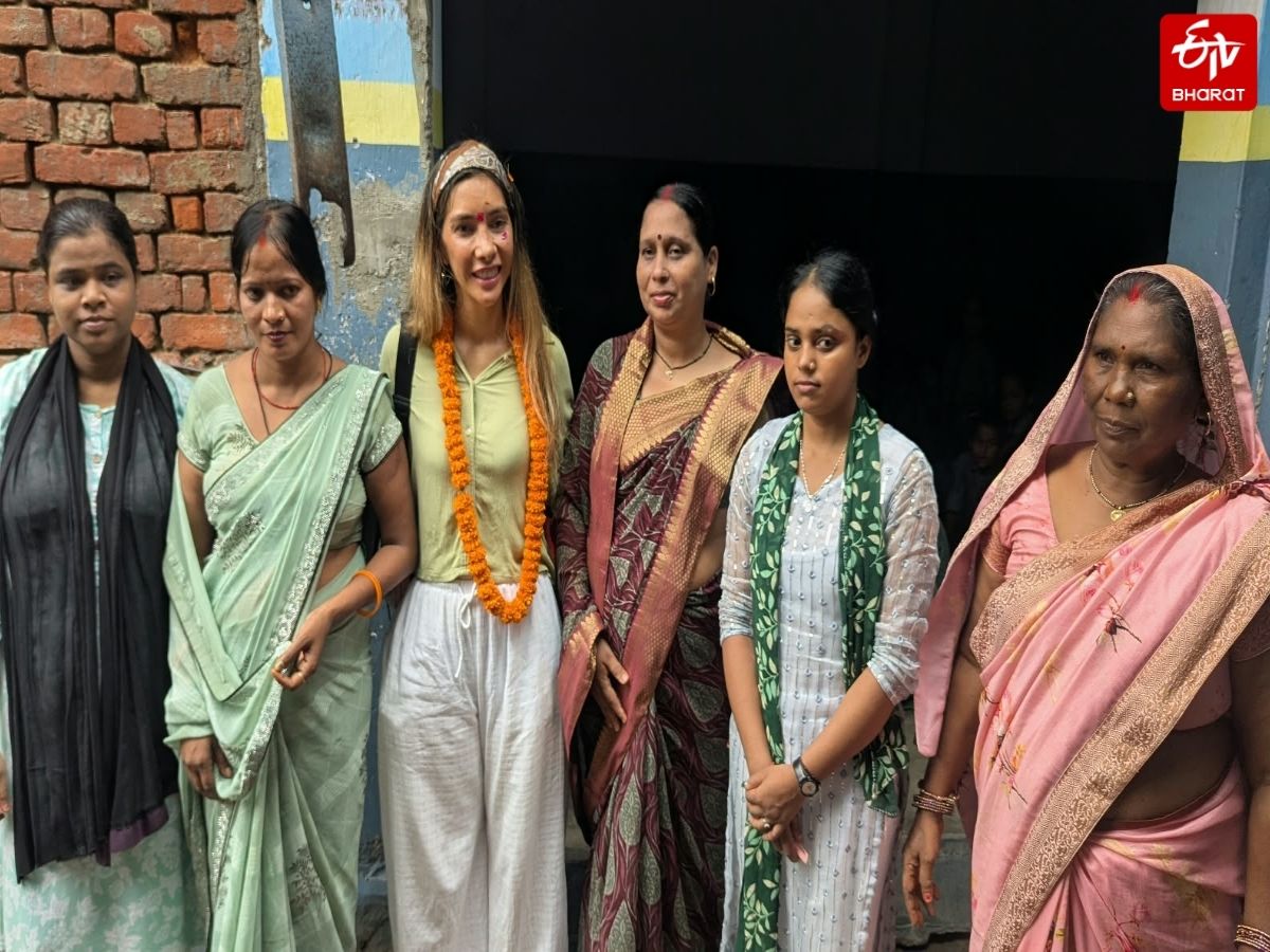 विद्यालय के शिक्षकों से मिलतीं पराग्वे की पत्रकार.
