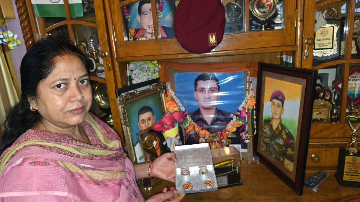 संदूक में रखी राखियों के साथ मेजर सुधीर की बहन आशा वालिया