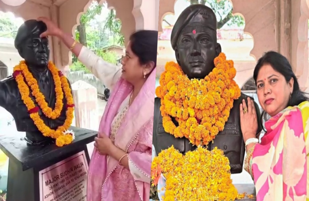 मेजर सुधीर वालिया की प्रतिमा के साथ उनकी बहन आशा  वालिया