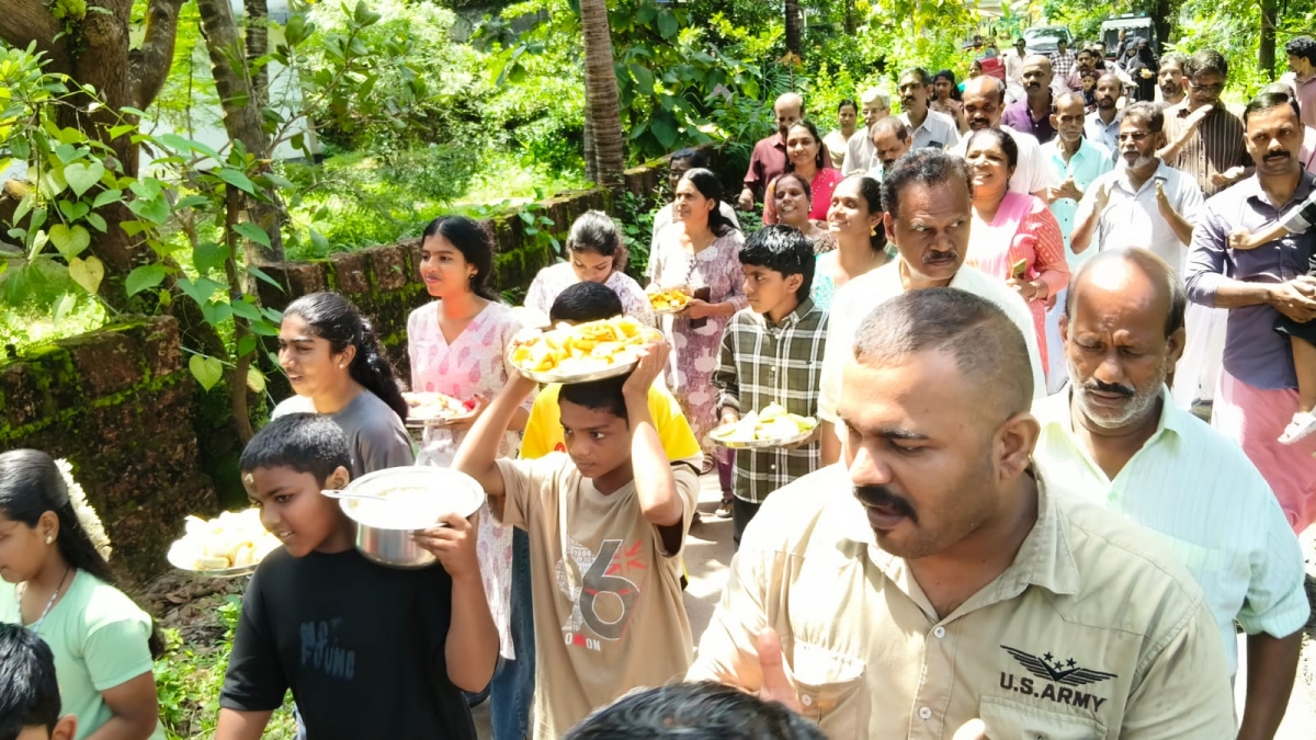 EDAYILAKKAD TEMPLE KASARAGOD  വാനര സദ്യ  ONAM FEAST OR MONKEY EDAYILAKKAD  ഇടയിലക്കാട് കാവ് വാനര സദ്യ