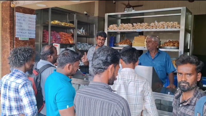 பலகாரங்களை வாங்கிச் செல்லும் மக்கள்