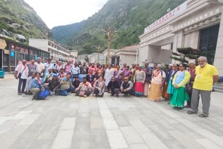 சென்னையில் இருந்து ஆன்மிக யாத்திரை சென்றவர்களில் ஒரு  பகுதியினர்
