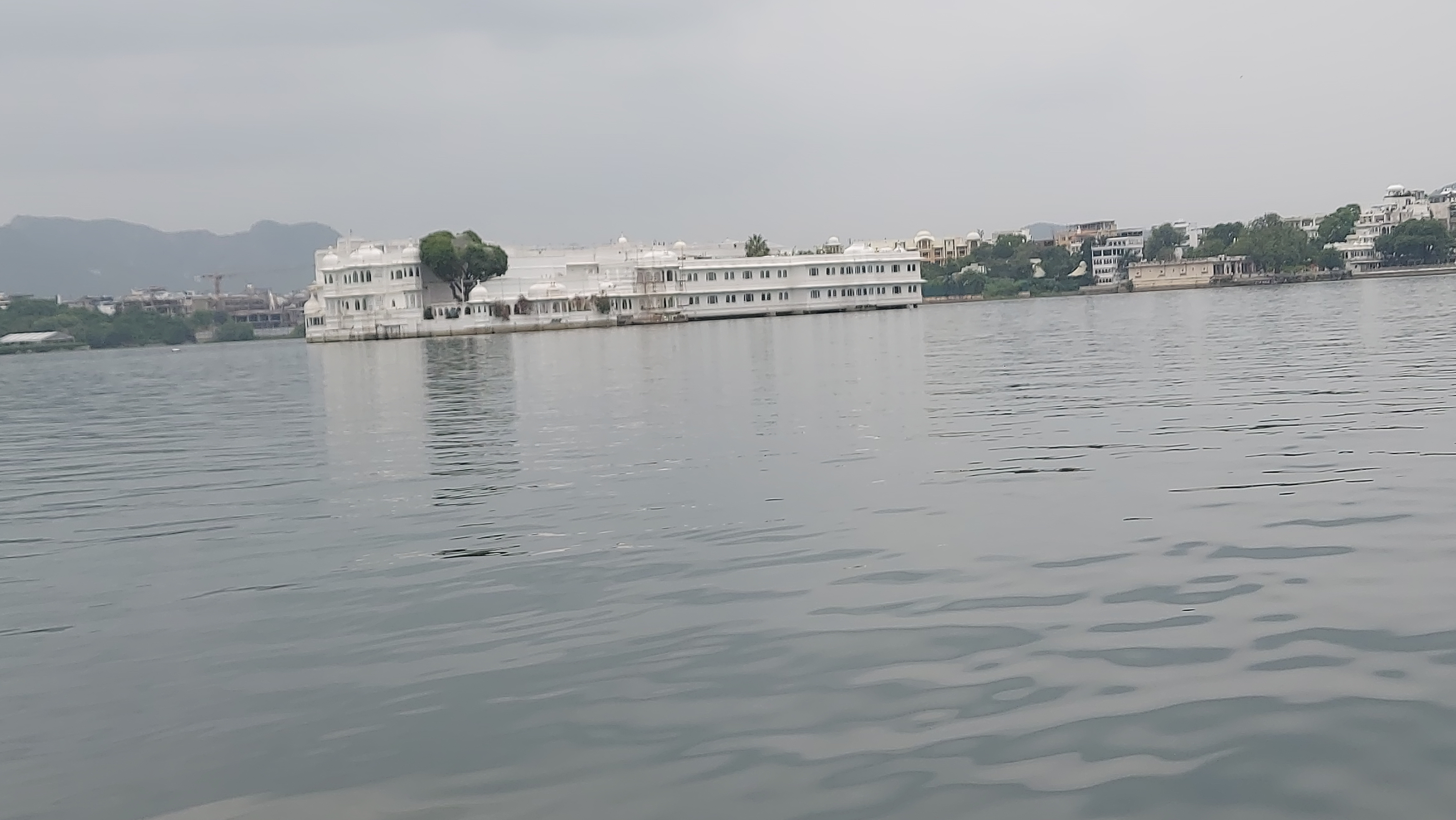 पिछोला झील  पर ताज लेक पैलेस