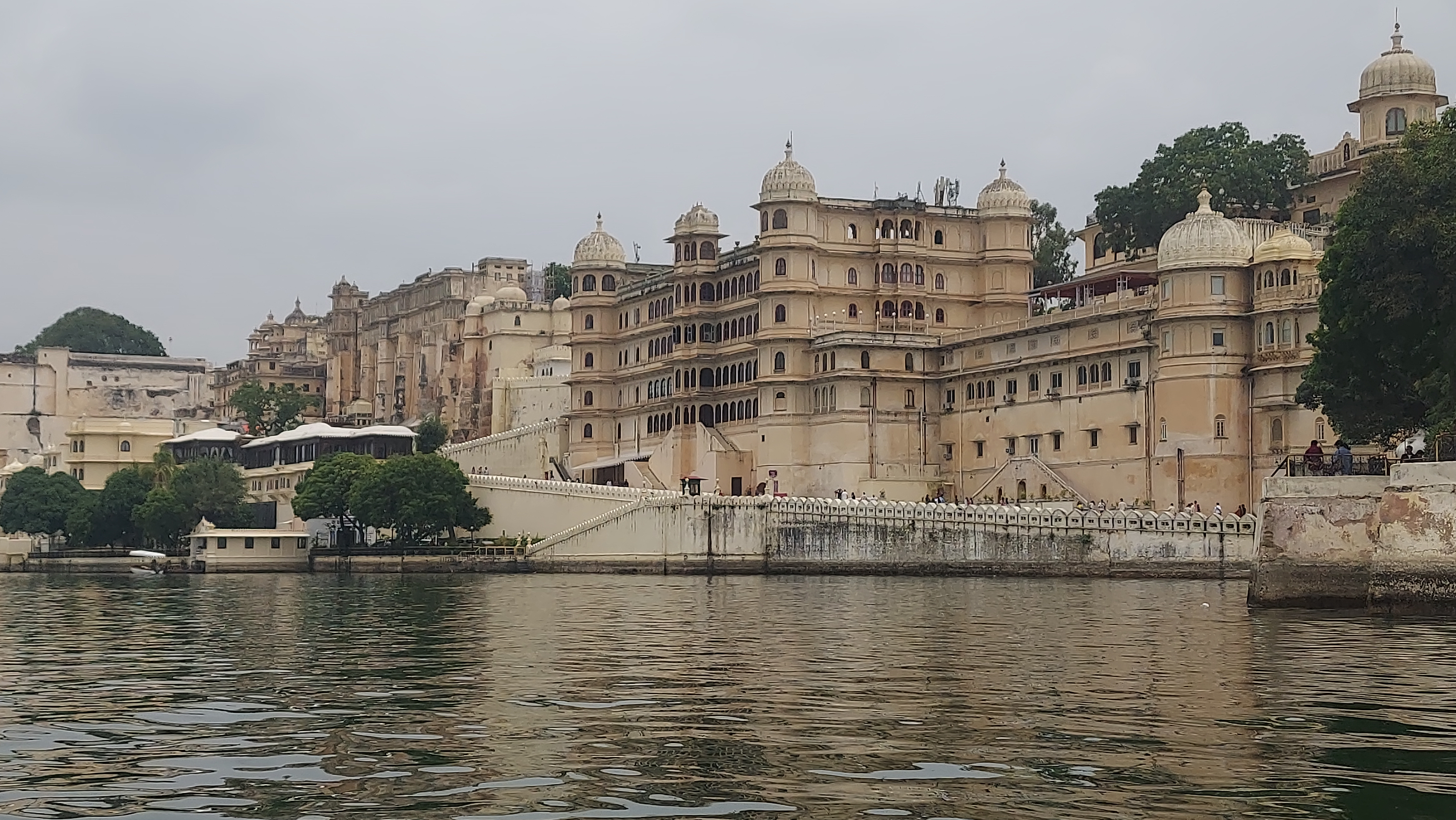 झील के पूर्वी किनारे पर सिटी पैलेस