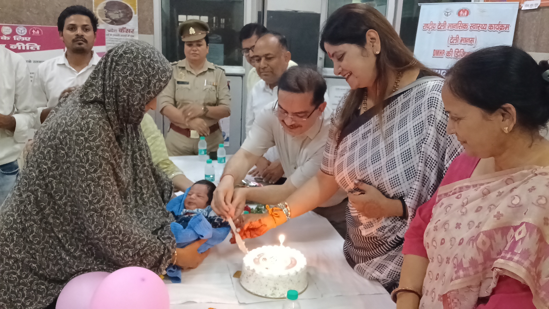 नवजात बच्चियों के साथ काटा केक!