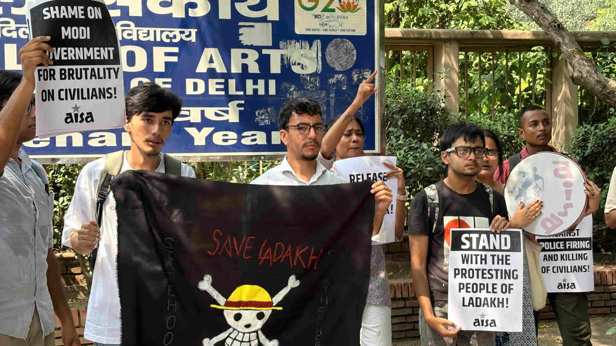 लद्दाख समर्थन में DU छात्रों का प्रदर्शन