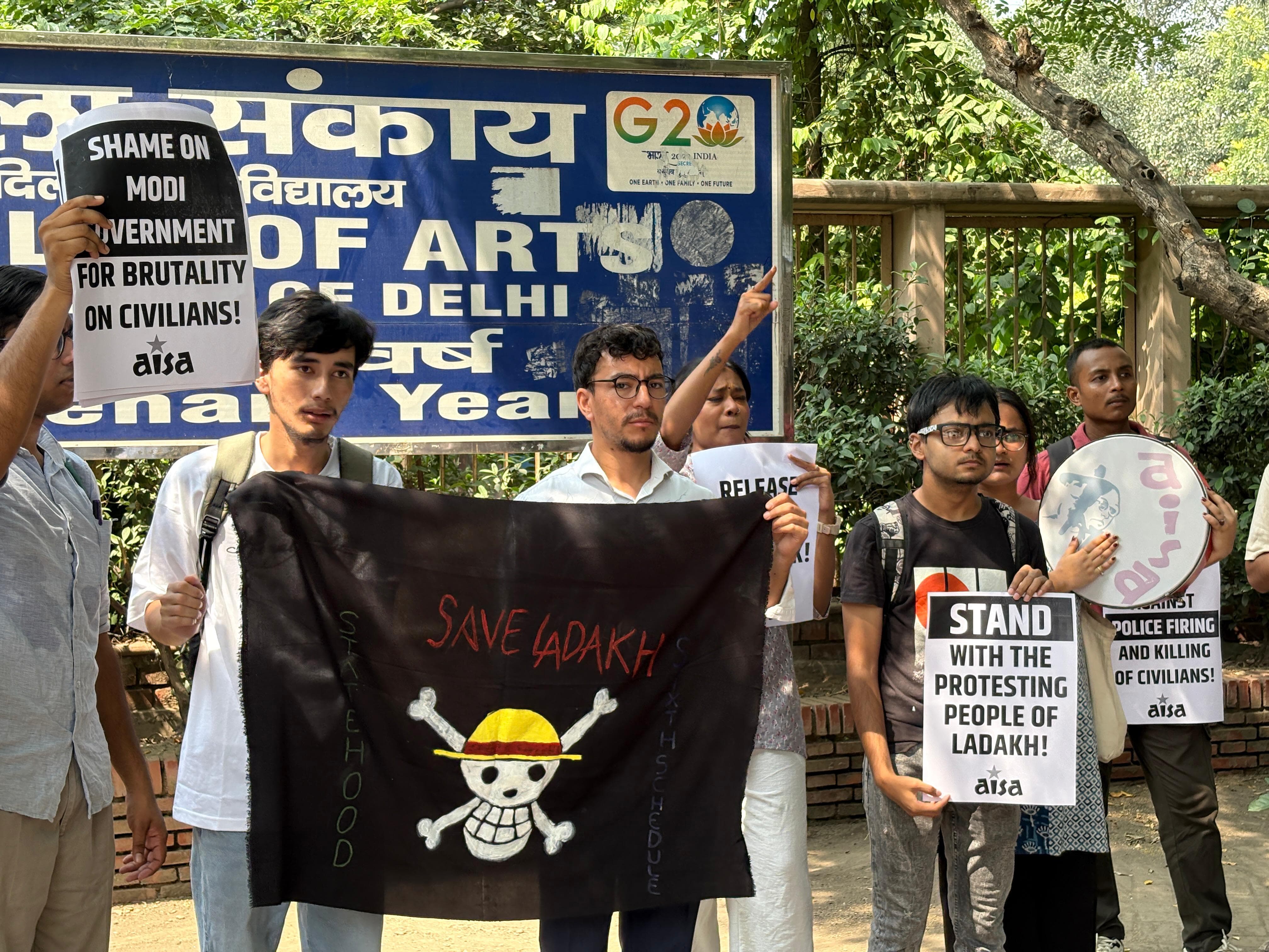 लद्दाख समर्थन में DU छात्रों का प्रदर्शन