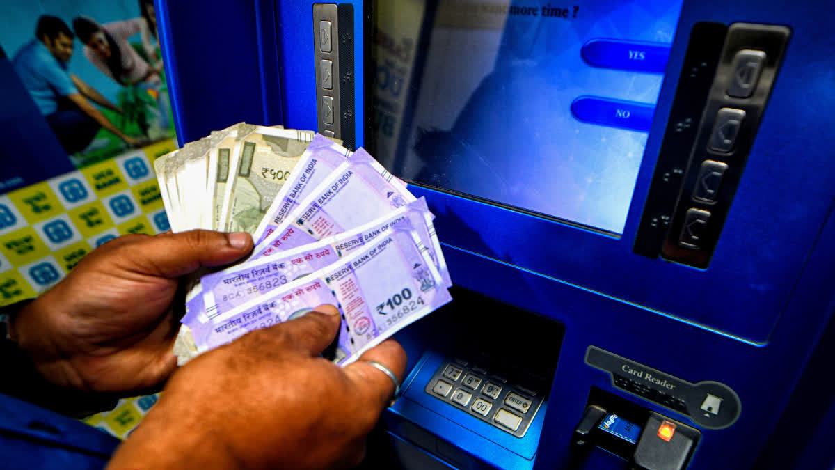 ATM से पैसा निकालने में जरा सी चूक और खाली हो जाएगा खाता