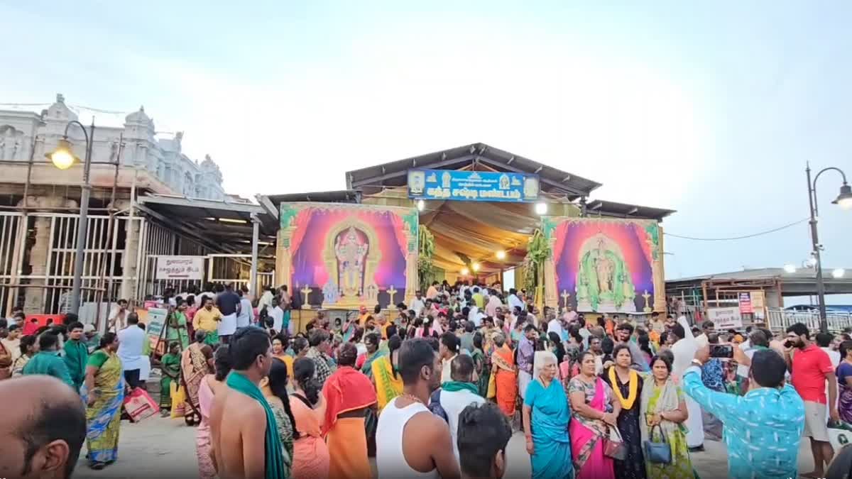 இன்று மாலை சூரசம்ஹாரம்! திருச்செந்தூரில் அலை கடலென திரண்டு வரும் பக்தர்கள்!