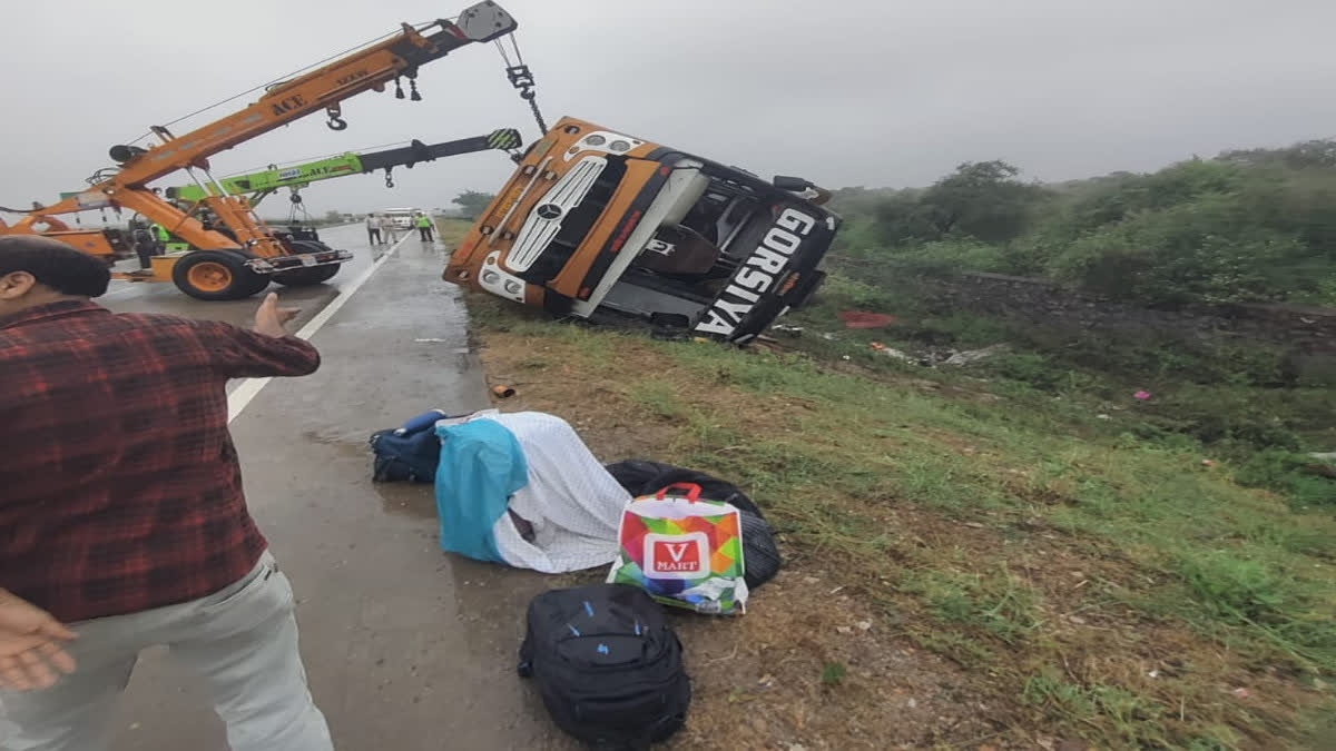 नेशनल हाईवे पर हादसा, बाड़मेर से कोटा जा रही बस पलटी, एक दर्जन यात्री घायल