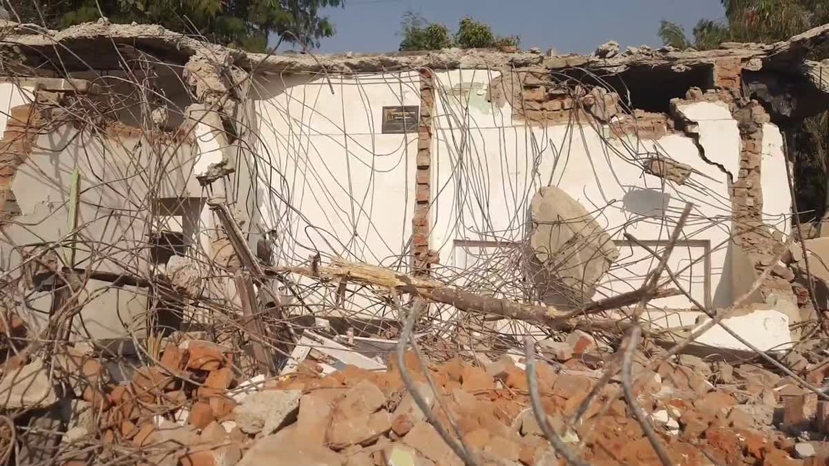 صحافی کا کہنا ہے کہ وہ قریب چار دہائیوں سے یہاں رہائش پذیر ہے