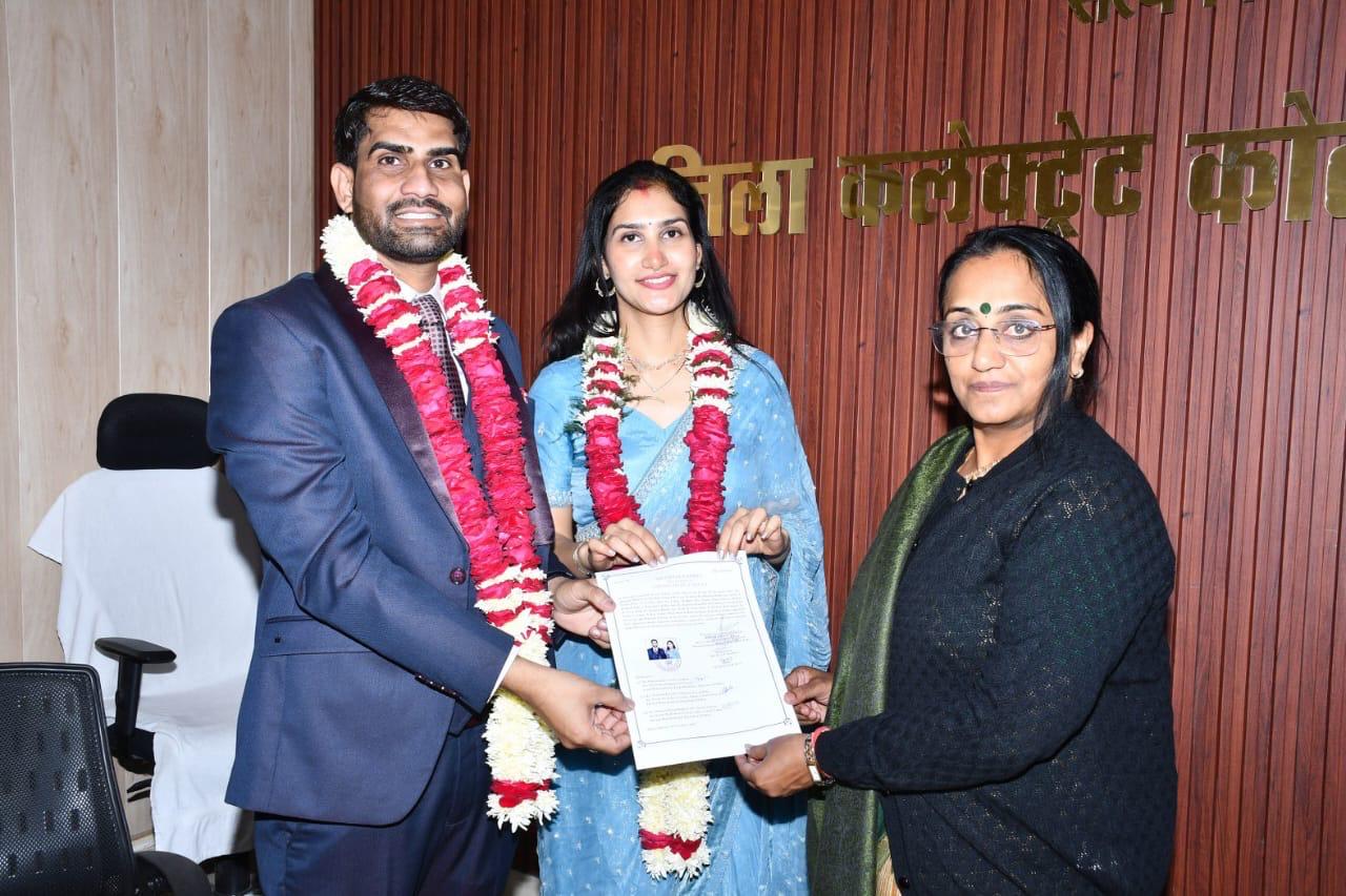 जिला कलेक्टर प्रियंका गोस्वामी की मौजूदगी में की शादी