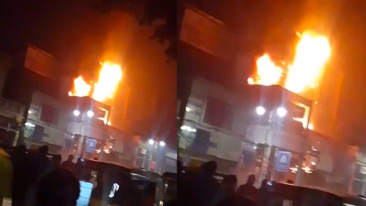 चांदनी चौक में कपड़े की दुकान में भीषण आग