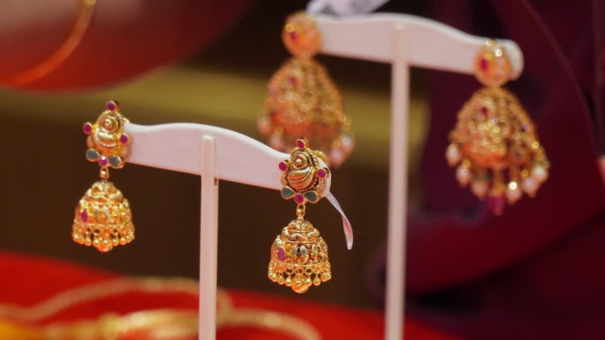 வரலாறு காணாத உச்சத்தில் தங்கம், வெள்ளி விலை: ராக்கெட் வேகத்துல ஏறுதே!