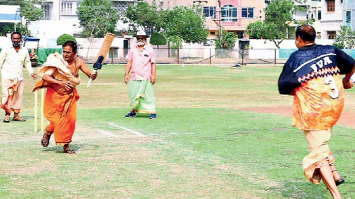 हाथों में माला और मैदान पर बल्ला, क्रिकेट की पिच पर पुजारियों का जलवा