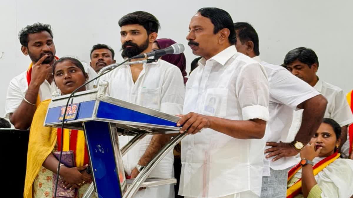 வழி தெரியாமல் நின்ற போது எனக்கு வழிகாட்டியவர் விஜய்: மேடையில் கலங்கிய செங்கோட்டையன்