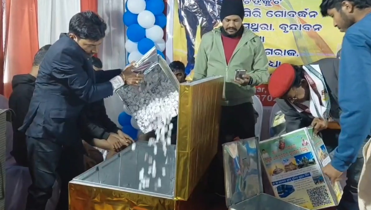 ଲକି ଡ୍ର ଉଠାଣରେ ସ୍ୱଚ୍ଛତା ରଖିବା ପାଇଁ କିଛି ଦୃଷ୍ଟିହୀନ ଛାତ୍ରଙ୍କ ହାତରେ ଏହି କାର୍ଯ୍ୟ ସମ୍ପାଦିତ ହୋଇଥିଲା ।