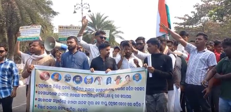 Odisha Naba Nirman Students union surrounds Transport Ministers residence in Bhubaneswar