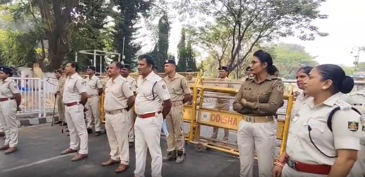 Odisha Naba Nirman Students union surrounds Transport Ministers residence in Bhubaneswar