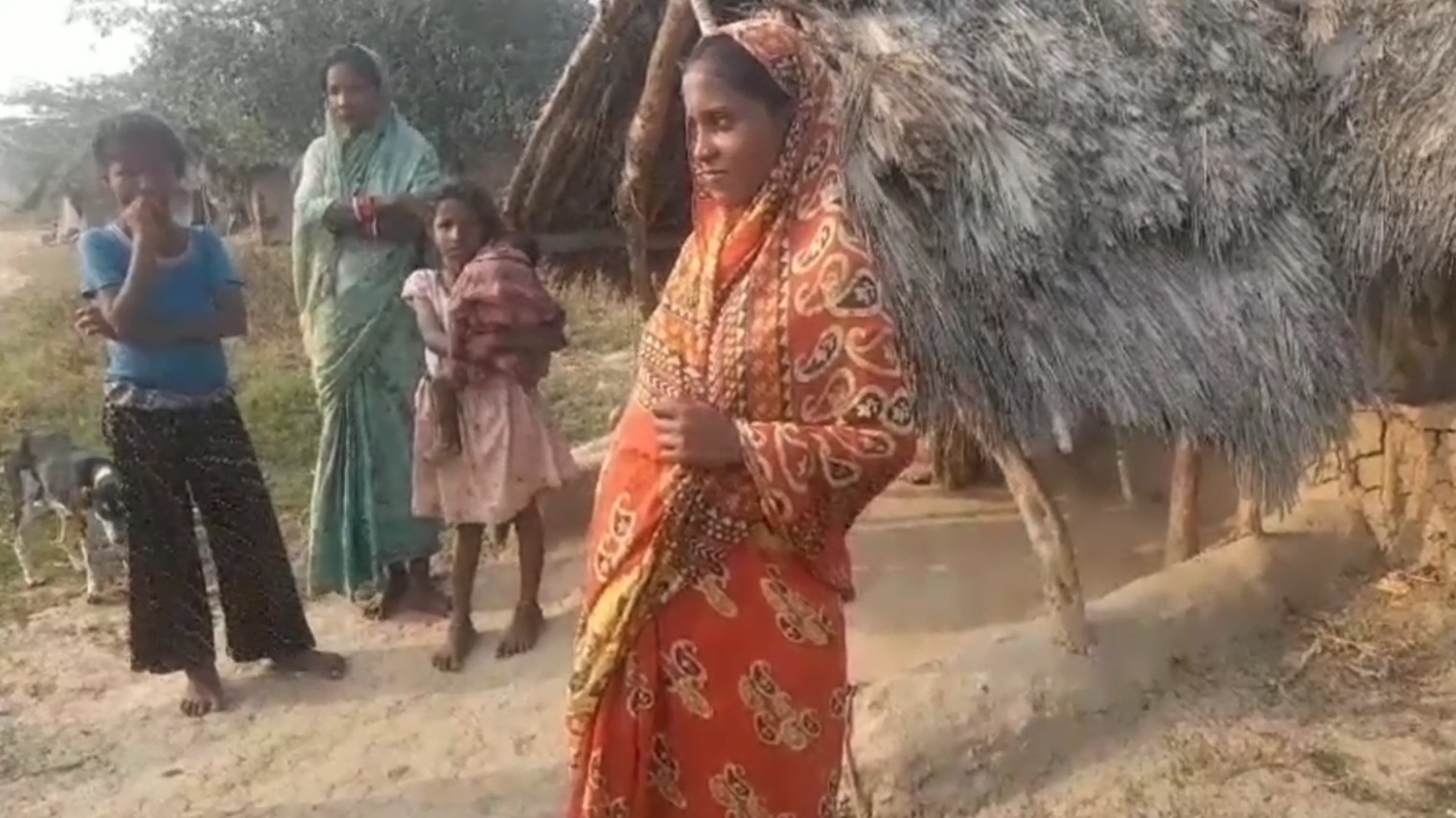 ଜୀବିକା ନ ମିଳିବାରୁ କାହା ଘରୁ ଦାଦନ ଗଲେ ତ ଆଉ କିଏ ପୁଣି ଥରେ ଫେରିଲେ ନିଜର ବାସସ୍ଥାନ ବା ଅଧା ସମୁଦ୍ର ଗ୍ରାସ କରିଥିବା ସ୍ଥାନ ମଗରକନ୍ଦା ଗାଁକୁ ।