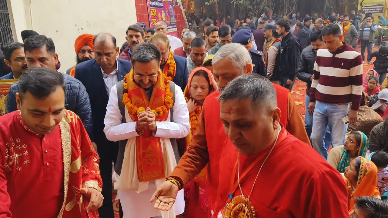 स्पीकर ने परिवार संग हवन में डाली आहुति