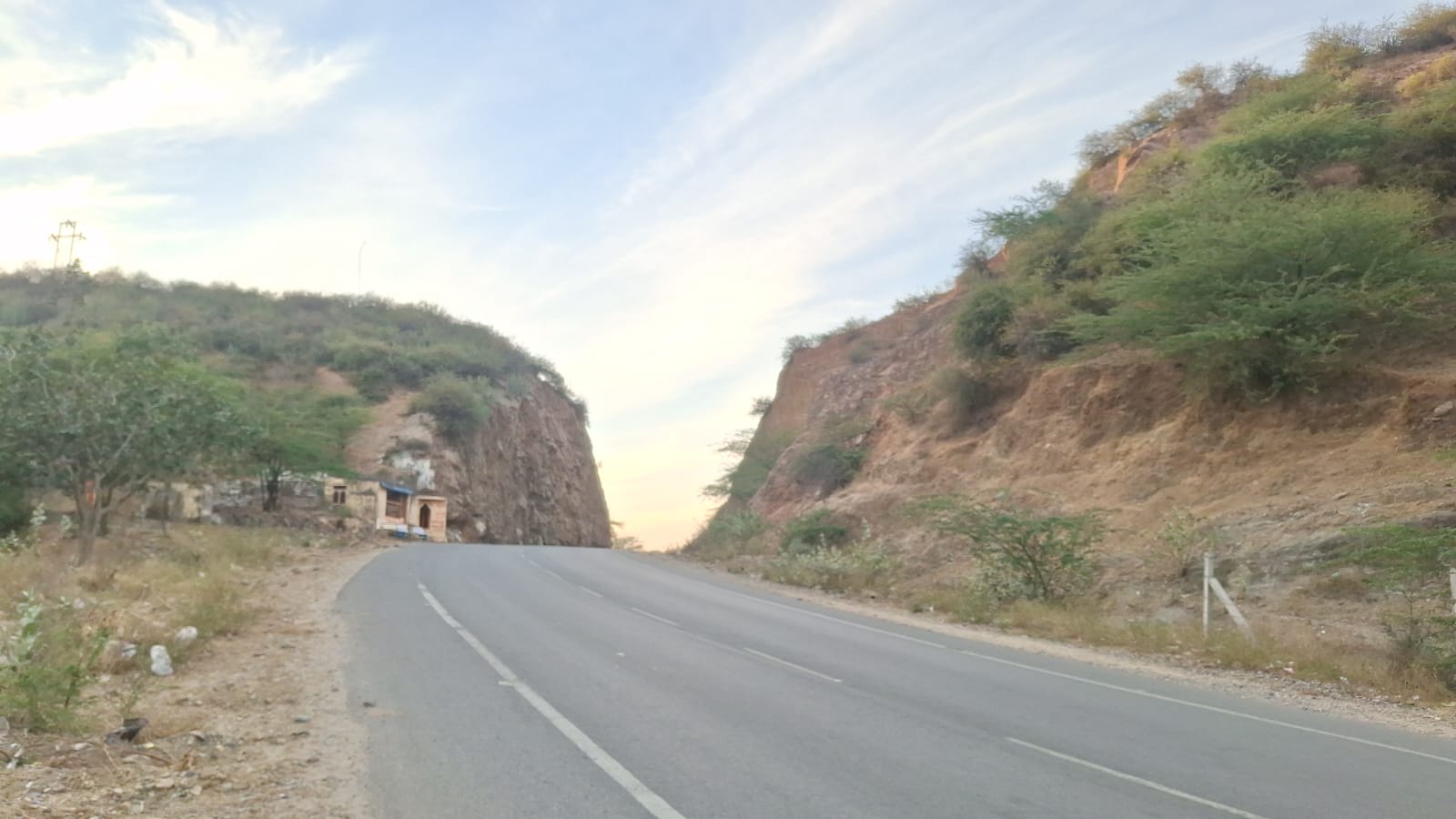 पहाड़ी को काटकर हाईवे निकाला गया