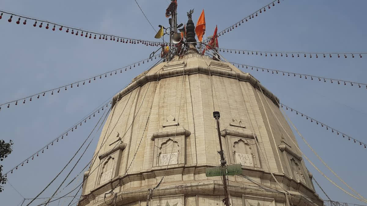 1 dead, 17 injured as stage collapses at Delhi's Kalkaji temple Stage collapses at Delhi's Kalkaji temple