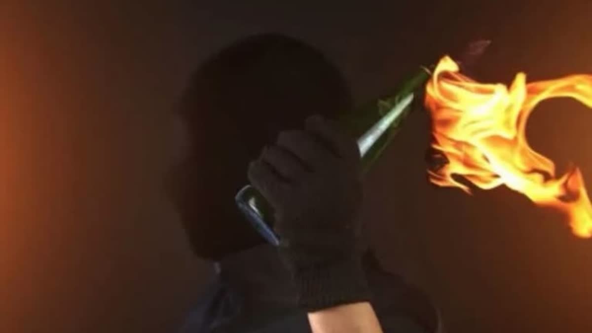 லாரி மீது பெட்ரோல் குண்டு வீச்சு - தென்காசி அருகே பயங்கரம்