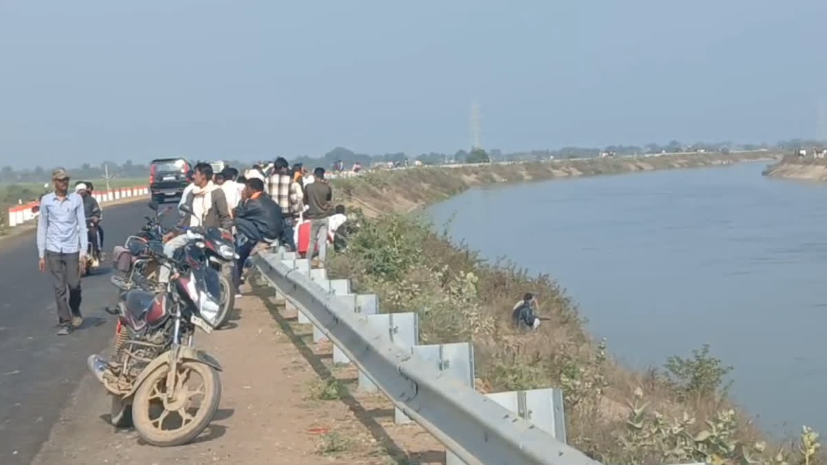 नहर में गिरी बिजली विभाग की गाड़ी, AE की बची जान पर ड्राइवर लापता