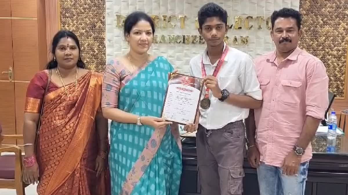 குத்துச்சண்டையில் மாநில அளவில் முதலிடம் பிடித்த மாணவர்: நேரில் அழைத்து பாராட்டு தெரிவித்த ஆட்சியர்