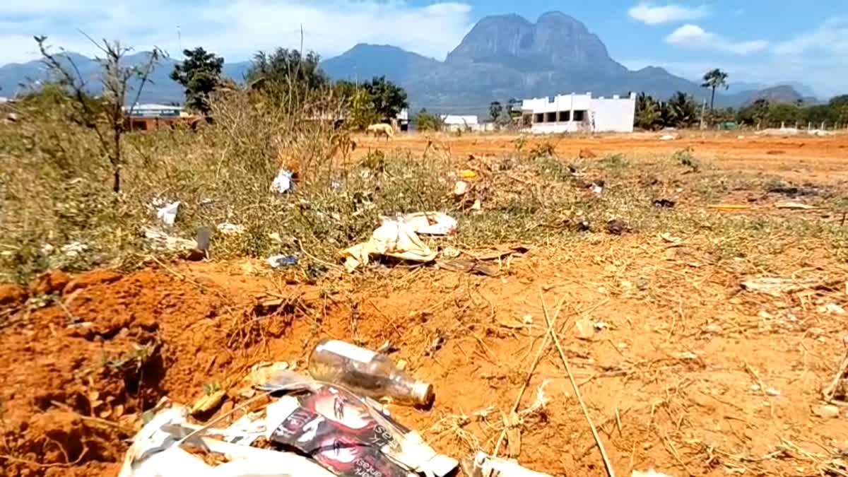 ரோஸ்மியாபுரம் அரசுப் பள்ளி வளாகத்தில் கிடக்கும் மதுபாட்டில்கள்