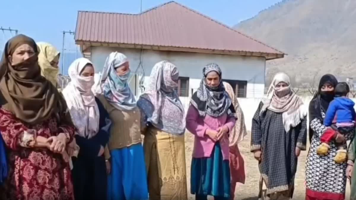 People of Poshad Tral hold silent protest against jal shakti department