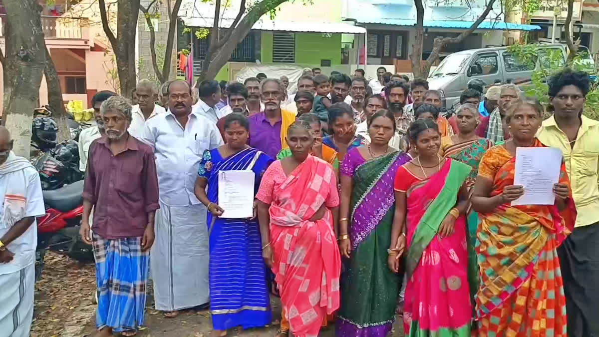 சாலை வசதி கேட்டு வனத்துறை அலுவலகத்தில் குவிந்த பழங்குடியின மக்கள்