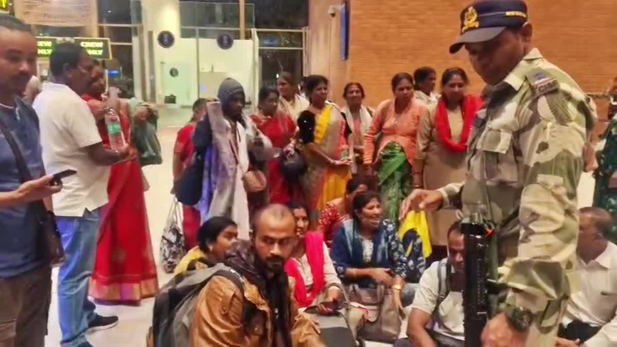 BENGALURU AIRPORT PROTEST  PASSENGERS STUCK AT FLIGHT  BENGALURU  ಏರ್ ಇಂಡಿಯಾ ವಿಮಾನ  AIR INDIA FLIGHT