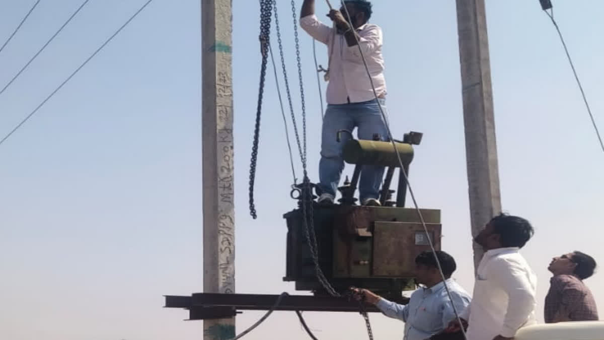 Discom workers disconnecting connections in Barmer