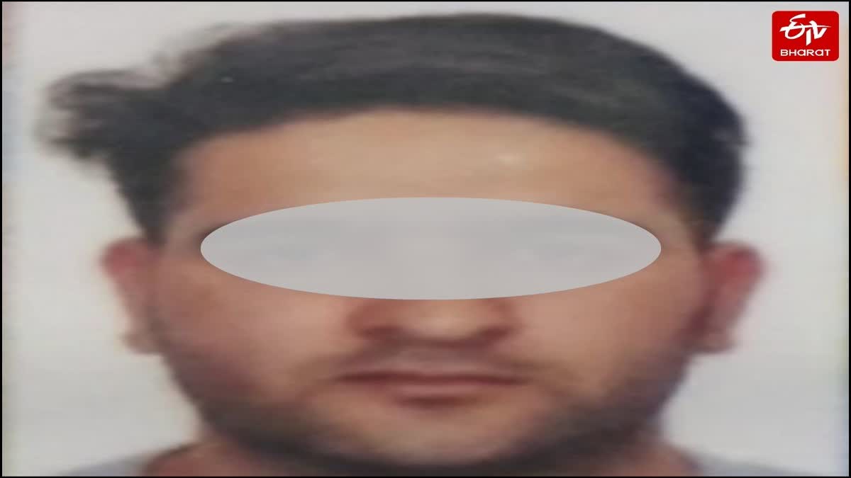 आपत्तिजनक फोटो स्टेट्स पर लगाने का आरोपी.