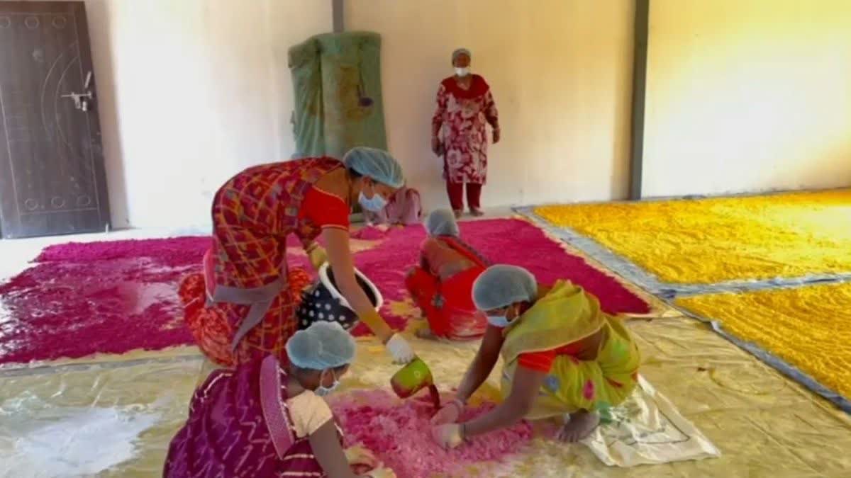 Women group make flavored colors