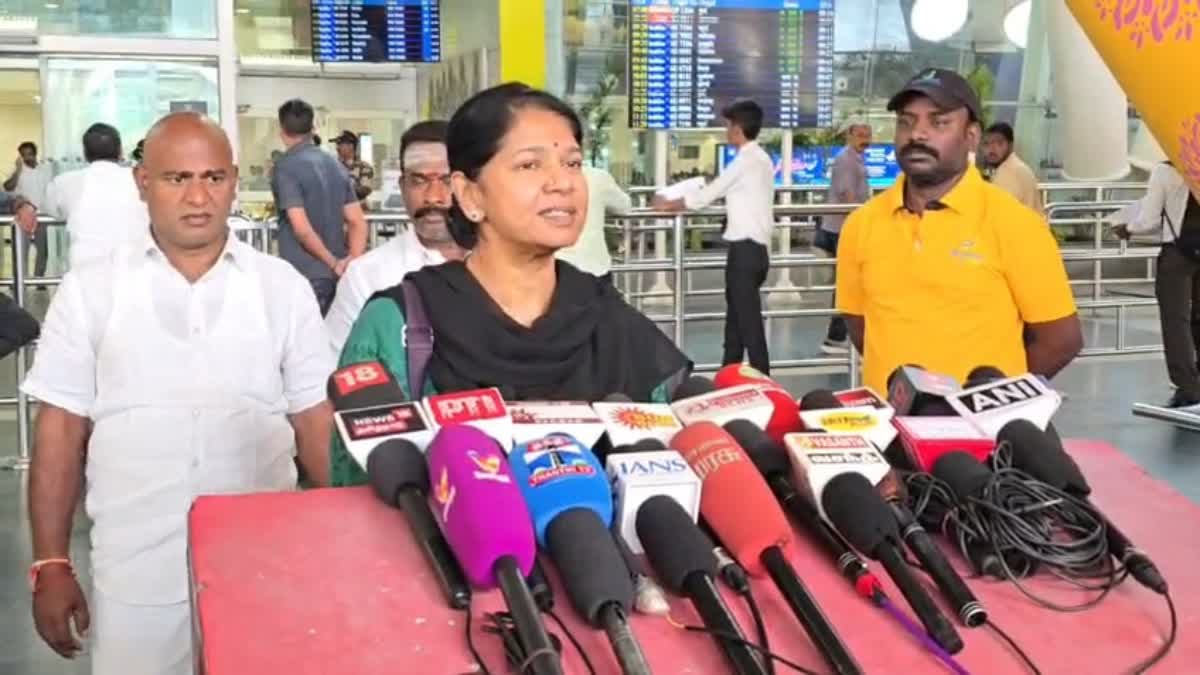 நிருபர்களிடம் பேசும் கனிமொழி