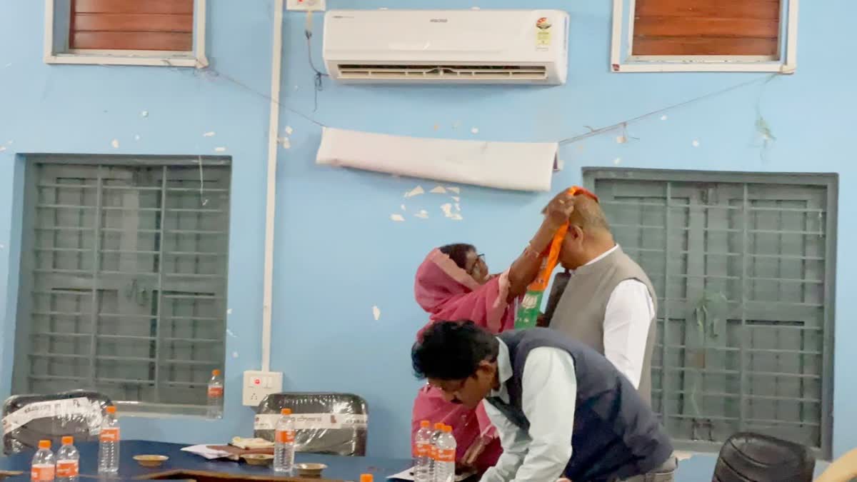 protest wear CEO BJP badge