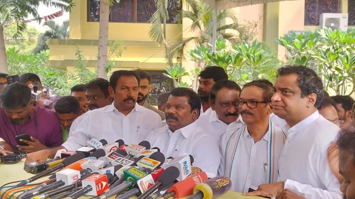 நிருபர்களிடம் பேசும் தமிழக காங்கிரஸ் கமிட்டி தலைவர் செல்வப்பெருந்தகை