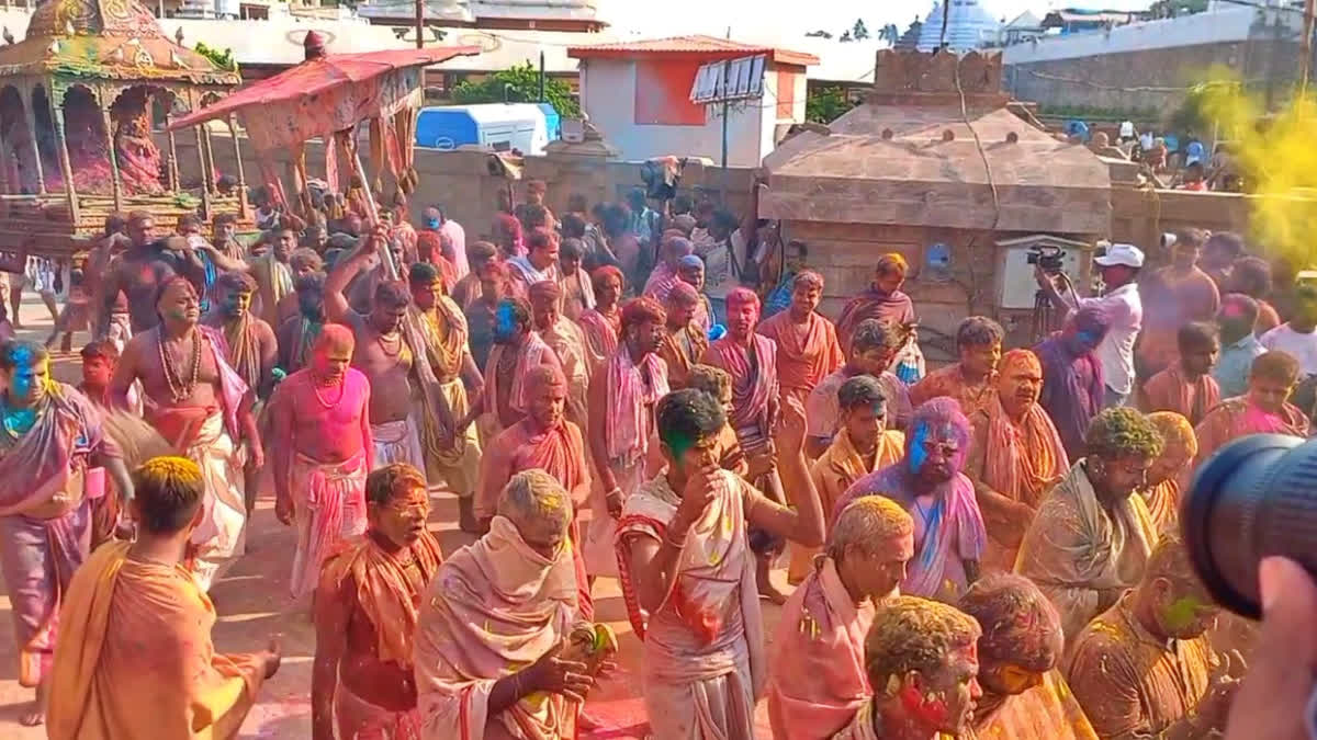 Lord Dola Gobinda, Sridevi and Bhudevi were ceremoniously taken in a decorated palanquin to Jagannath Ballav Math