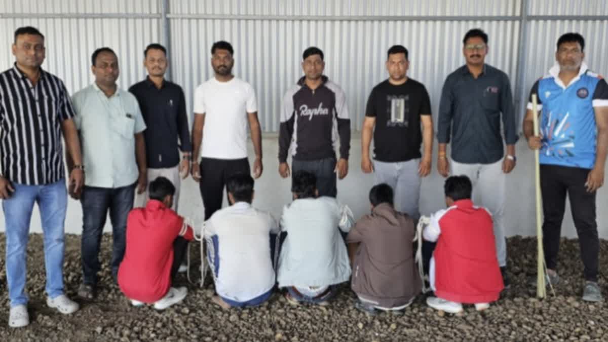 mh_str_Robbers flee after looting 23 tolas of jewelry in Satara at midnight, police arrest suspects in Shirpur_10054