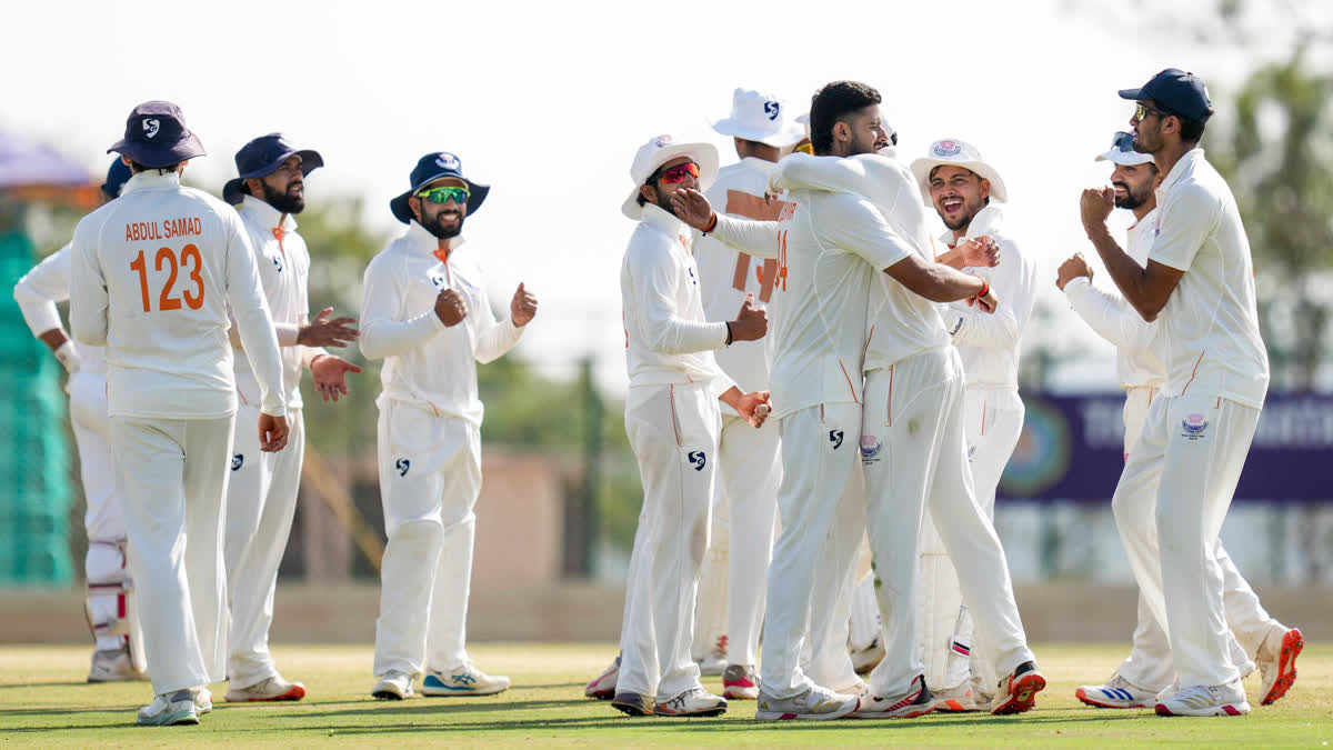 ரஞ்சி கோப்பை 2026: கர்நாடகாவை வீழ்த்தி முதல்முறையாக மகுடம் சூடிய ஜம்மு காஷ்மீர் ஜம்மு காஷ்மீர் அணி