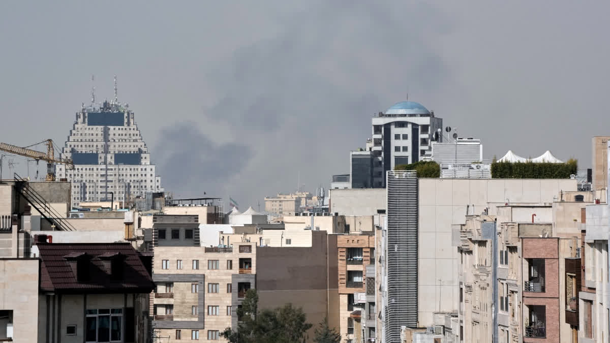 શનિવાર, 28 ફેબ્રુઆરી, 2026 ના રોજ ઈરાનના તેહરાનમાં થયેલા વિસ્ફોટ પછી આકાશમાં ધુમાડો વધી રહ્યો છે.