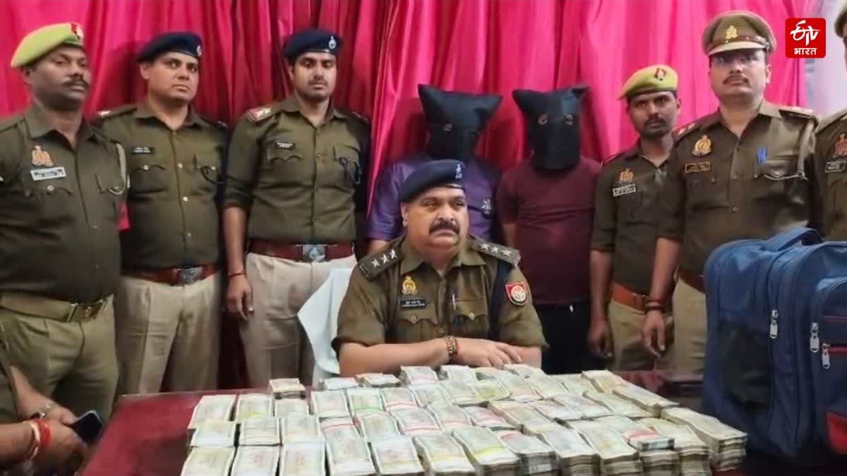 कैश के साथ दो युवक गिरफ्तार