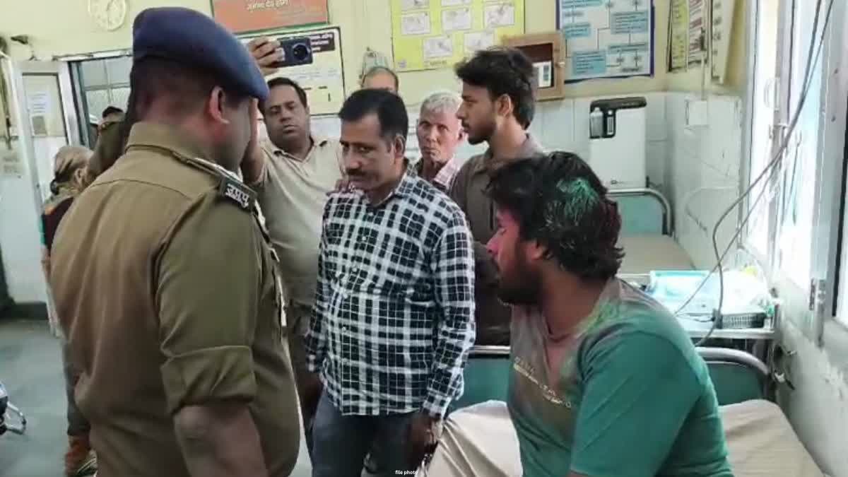 अस्पताल में पूछताछ करती पुलिस