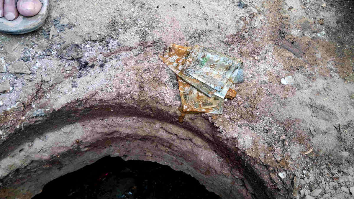 Rs 500 notes lying near the sewer